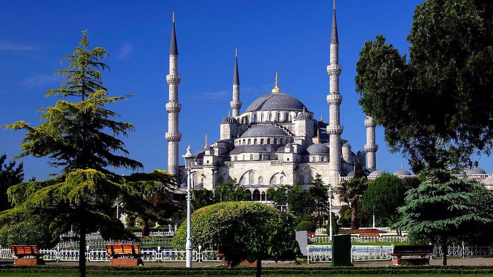 Cargar foto 4 de 5. Landscape view of the Blue Mosque in Istanbul