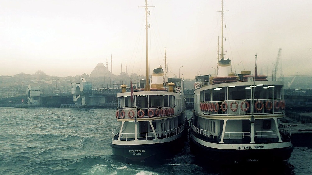 Foto 1 von 5 laden Two boats on the water in Istanbul