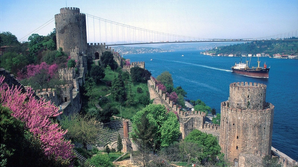Foto 5 von 5 laden Close view of the fortress Rumeli Hisari and view of Istanbul in the backdrop