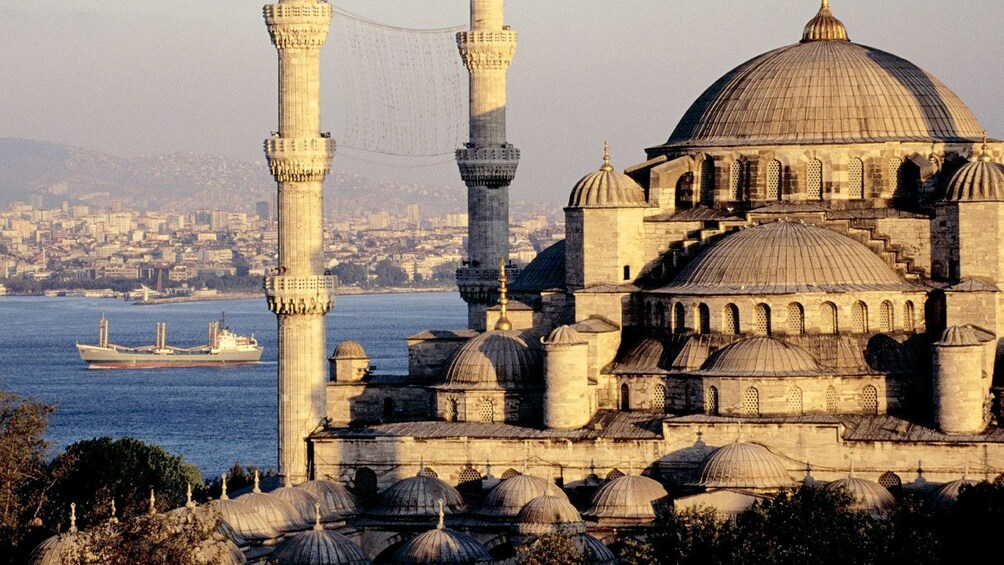 Cargar foto 1 de 5. A mosque in Istanbul