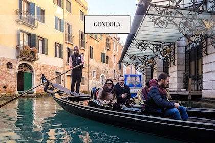 Serenata in gondola sul Canal Grande con cena romantica