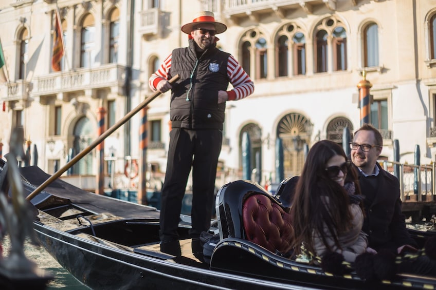 Fall in Love: gondola Ride with Meal for Couples