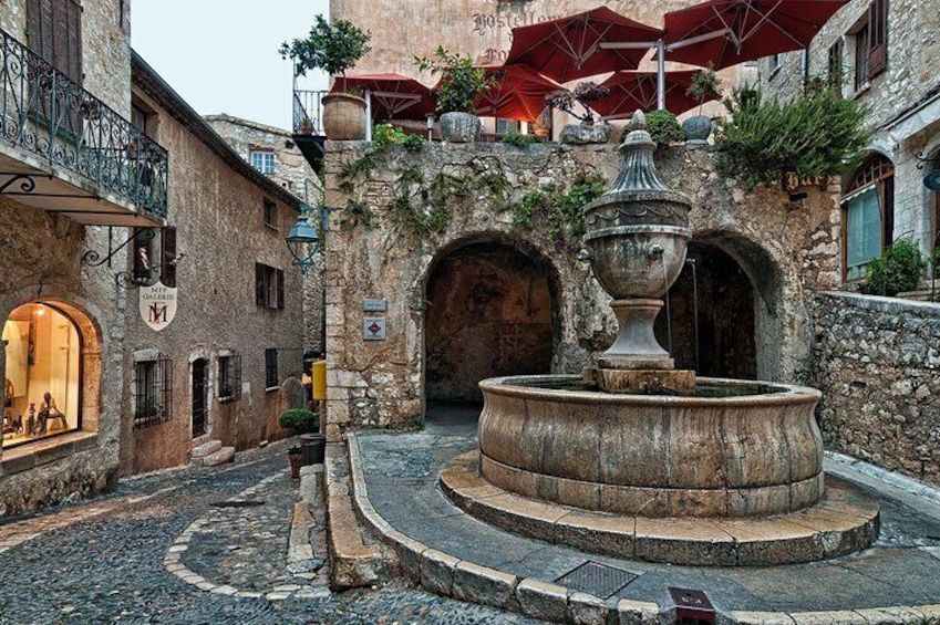 Fountain in Saint-Paul-de-Vence. ightseeing tour in Saint-Paul-de-Vence. City of artists. Excursion from Nice to Cannes and Antibes. Private tour from Nice to Saint-Paul-de-Vence. Excursions from Nice