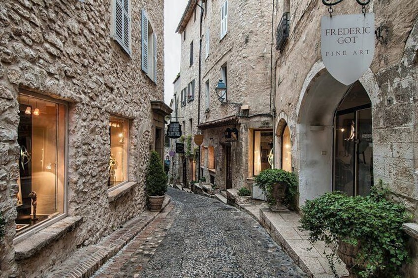 The medieval village of Saint-Paul-de-Vence. City of artists. Excursion from Nice to Cannes and Antibes. Private tour from Nice to Saint-Paul-de-Vence. Excursions from Nice. Tours on the Cote d'Azur.