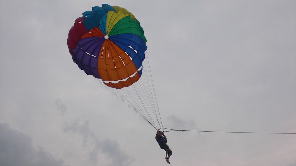 A person parasailing at Koh Larn Coral Island