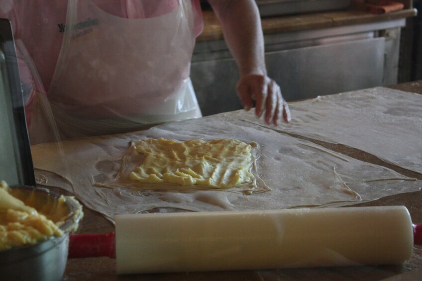 Charger l’élément 5 sur 9. Dough being kneaded at bakery in Athens