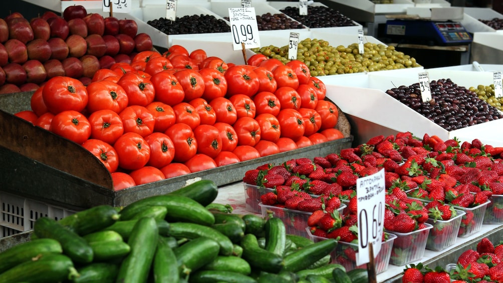 Charger l’élément 3 sur 9. Fresh fruits and vegetables at an open-air market in Athens