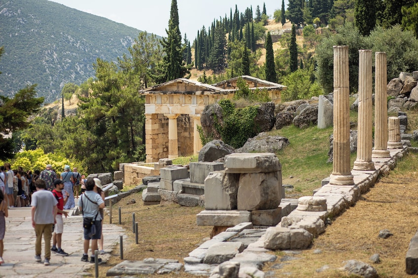 Historical Delphi One Day Tour with Arachova Stop & Expert Guide