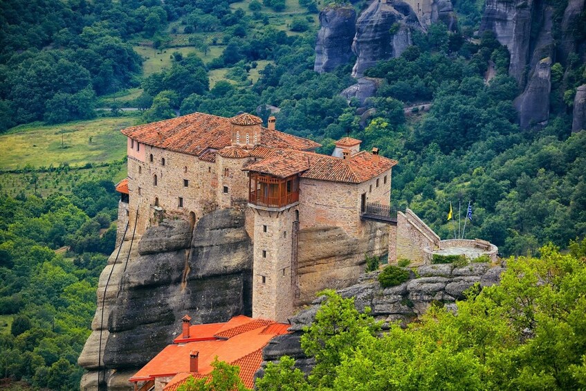 2-Day Delphi, Meteora & Majestic Rocks Trip from Athens