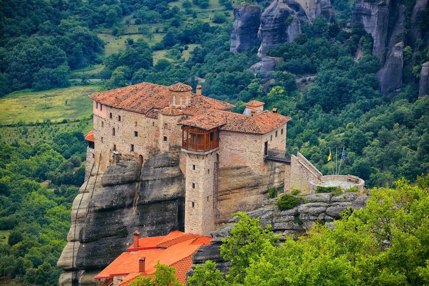 2-Day Delphi, Meteora & Majestic Rocks Trip from Athens