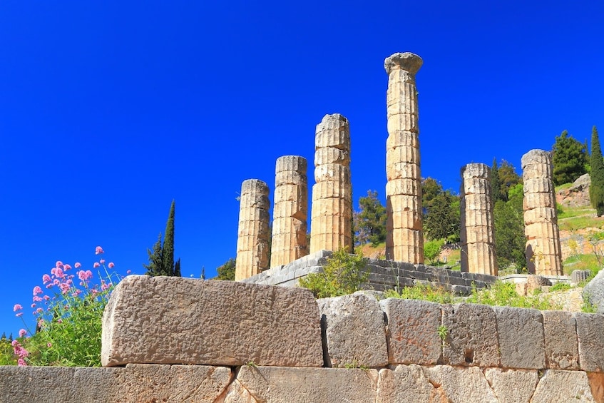 2-Day Delphi, Meteora & Majestic Rocks Trip from Athens