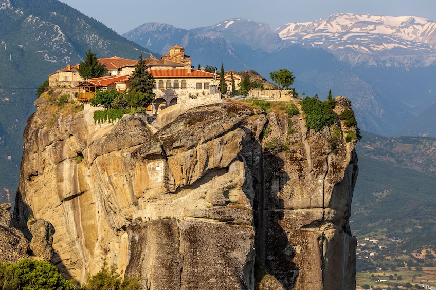 2-Day Delphi, Meteora & Majestic Rocks Trip from Athens