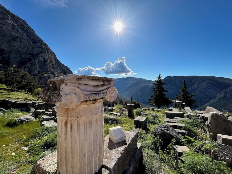 2-Day Delphi, Meteora & Majestic Rocks Trip from Athens