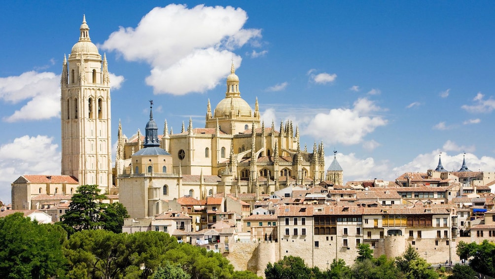 Öppna foto 1 av 8. Scenic view of Segovia in Spain