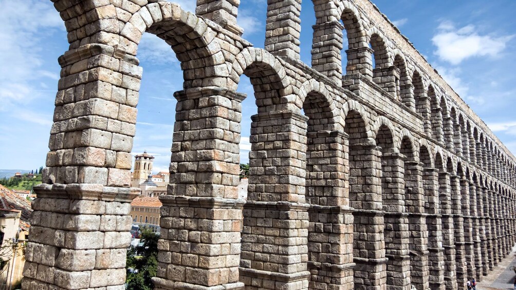Öppna foto 5 av 8. Close view of the Aqueduct of Segovia