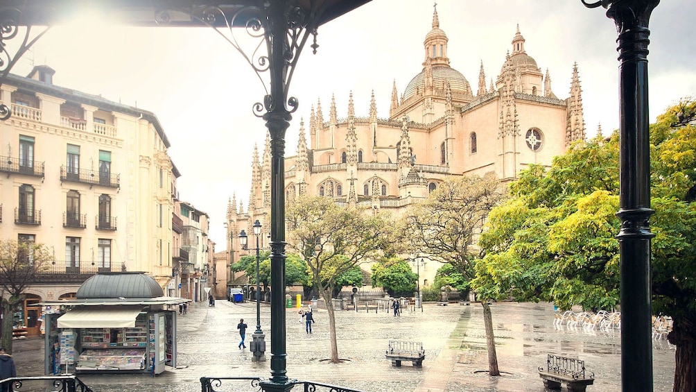 Öppna foto 2 av 8. Image of the Segovia Cathedral from afar on a sunny day in Spain