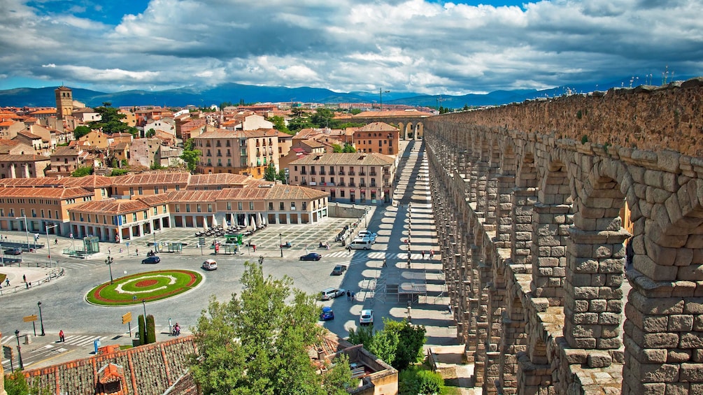 Öppna foto 3 av 8. View of the city and close view of the Aqueduct of Segovia in Spain