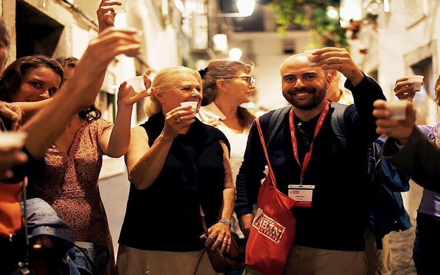 Carregar foto 1 de 9. Lisbon: Small Group Fado Music, Local Tapas & Wine at Sunset