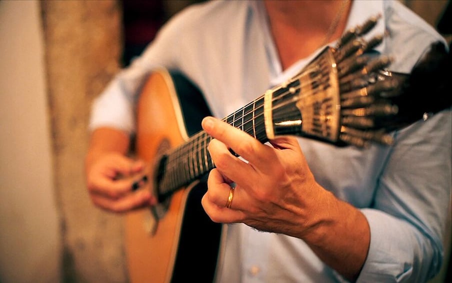 Carregar foto 2 de 9. Lisbon: Small Group Fado Music, Local Tapas & Wine at Sunset