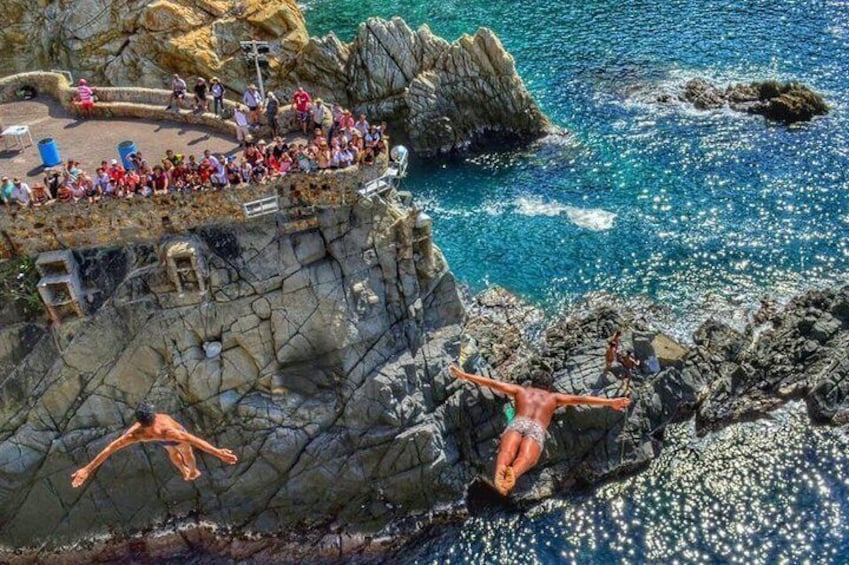 Acapulco 2-hour Iconic High Cliff Divers Shows