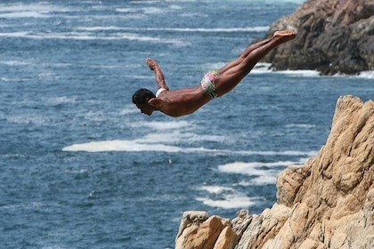 3-hour Iconic High Cliff Divers Shows & Flea Market Shopping Time
