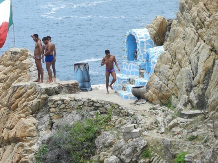 Acapulco 2-hour Iconic High Cliff Divers Shows