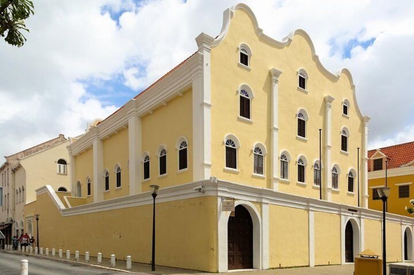 Mikveh Israel Emanuel synagogu outside