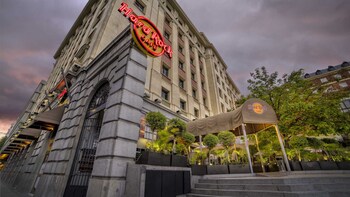 Hard Rock Cafe Dining with Priority Seating