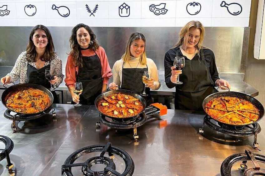 Paella Cooking Class, Wine Tasting & Central Market in Valencia