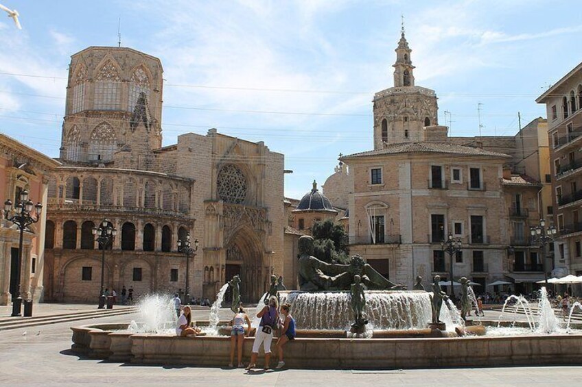 Old Town Guided Tour: Photo Opportunity at Plaza de la Virgen