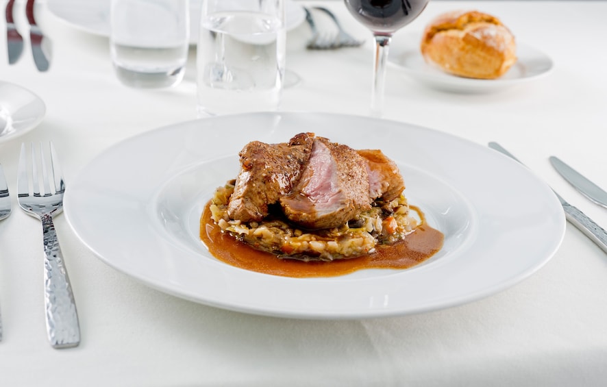 Fully guided Paris Day Trip with Cruise & Eiffel Tower Lunch