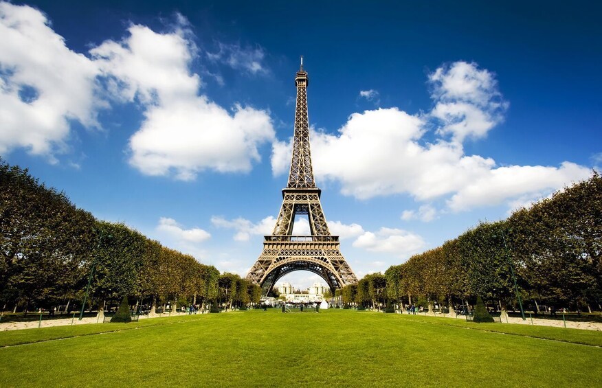 Fully guided Paris Day Trip with Cruise & Eiffel Tower Lunch