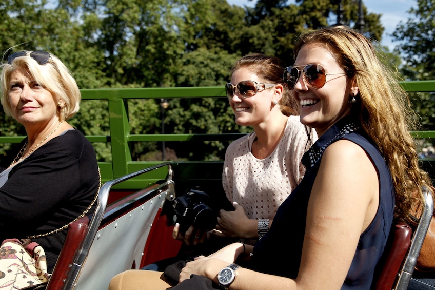 Vintage Red Bus London Tour with Stonehenge Visit & Thames River Cruise
