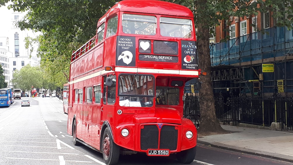 Vintage Bus Tour of London with Stonehenge & Thames Cruise