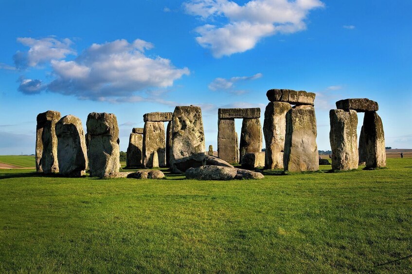 Vintage Bus Tour of London with Stonehenge & Thames Cruise