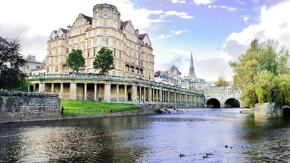 Pulteney weir bath house in London