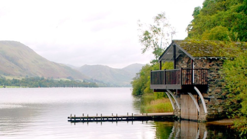 rustic cabin faces toward water in at Lake District in London