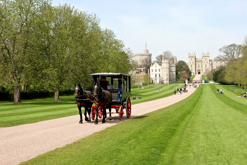 Windsor Castle, Stonehenge and Bath Day Tour with Lunch Pack