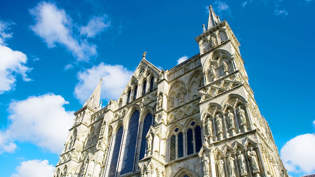 front exterior of salisbury cathedral in London