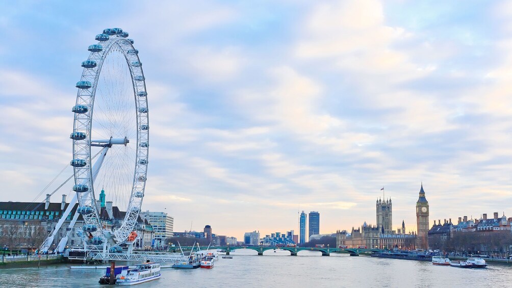 Giant Ferris wheel by the London Harbor