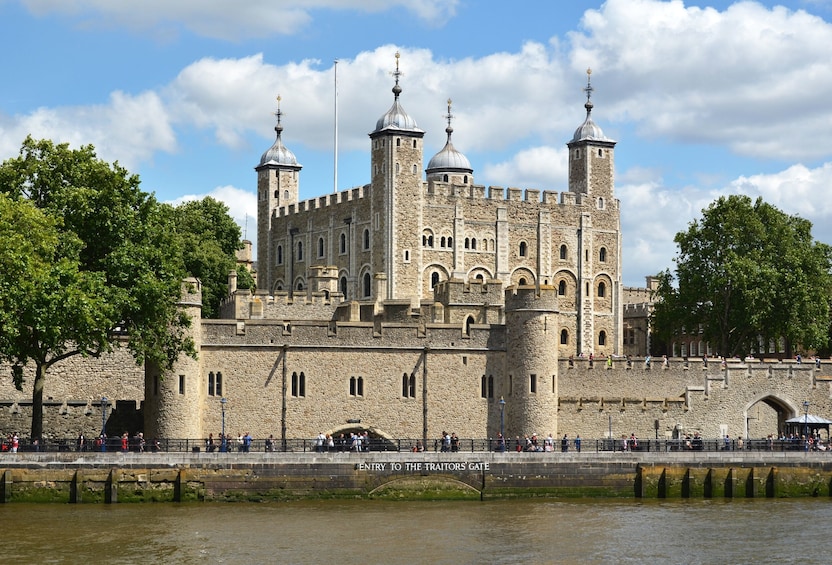 Spirit of London Tour with Tower of London, Cruise & Lunch