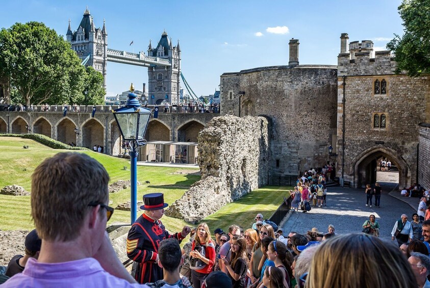 Spirit of London Tour with Tower of London, Cruise & Lunch