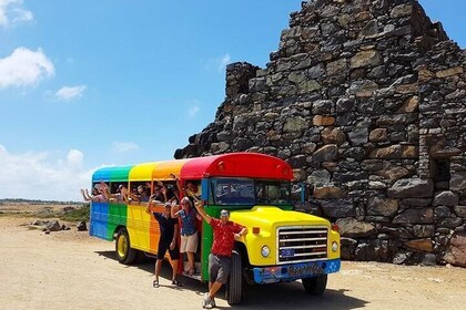 Visita turística en autobús playero colorido de Aruba