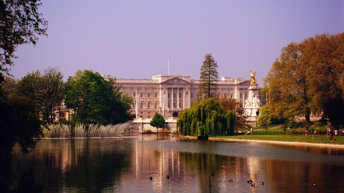 Entrada al palacio de Buckingham con té de la tarde