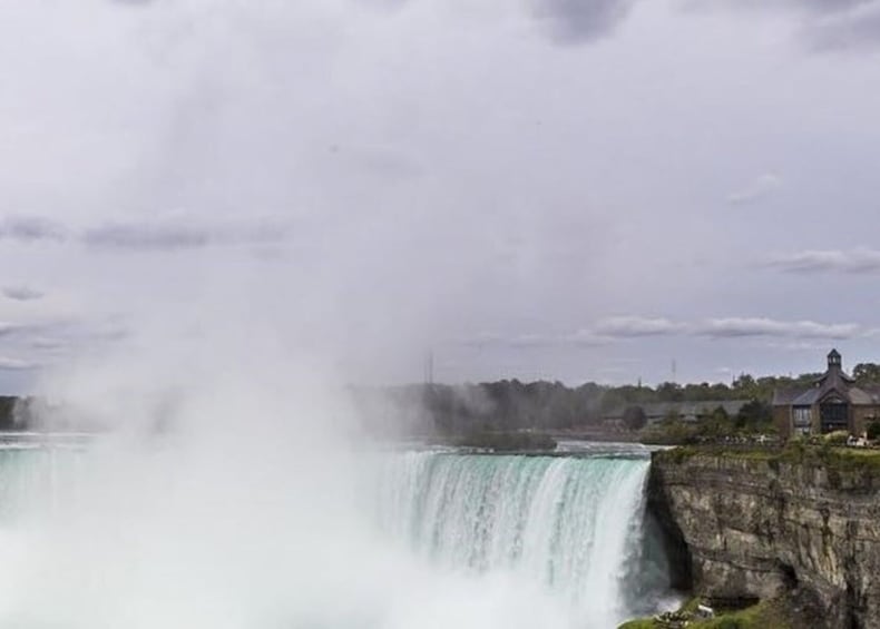 American-Side Tour of Niagara Falls with Maid of the Mist Boat Ride