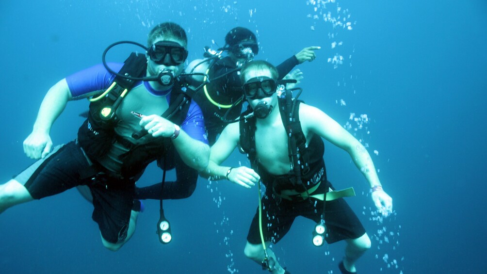 three men in scuba gear underway in Los Cabos