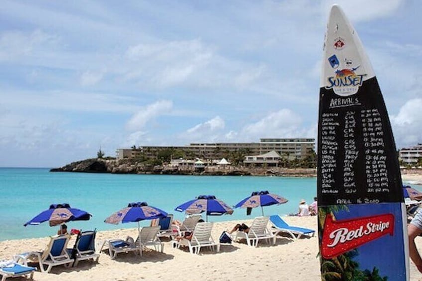 Arrival flight schedule at Sunset Beach Bar (Maho Beach)