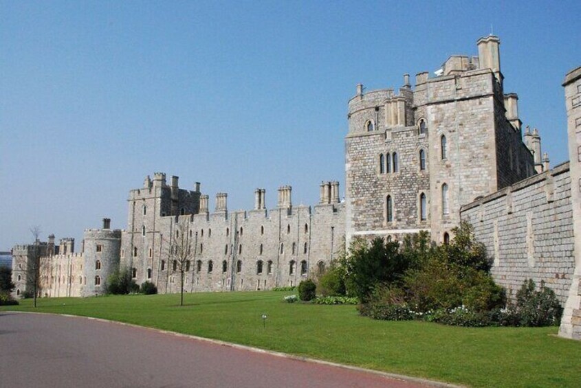 Private guided tour Stonehenge Windsor castle and Bath.