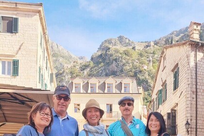 Recorrido a pie en grupo pequeño por el casco antiguo de Kotor