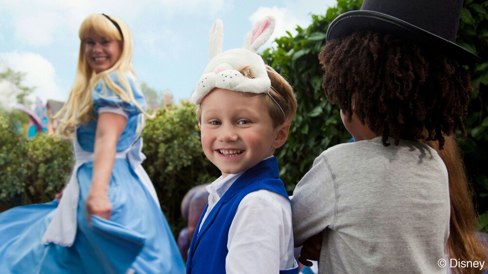 Cargar ítem 5 de 8. Two happy kids with Alice at Disneyland Paris